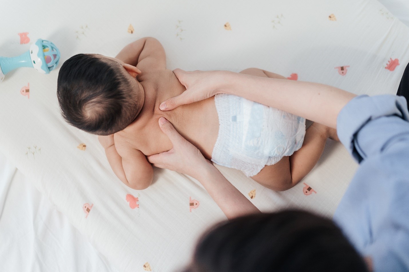 Bikin Si Kecil Tidur Nyenyak Lewat Sentuhan Lembut Ibu