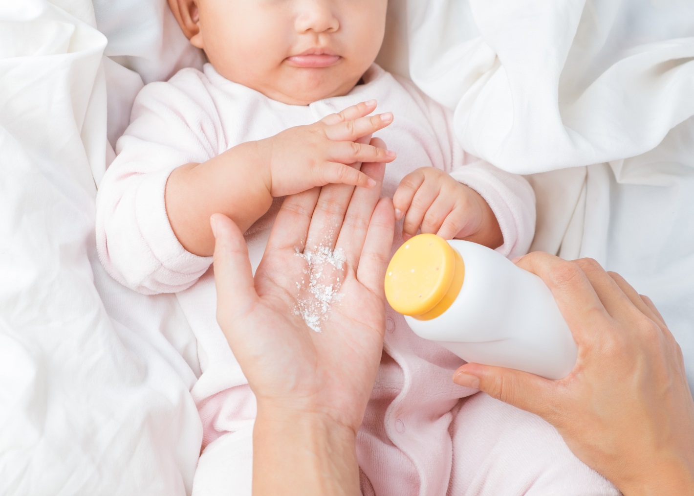 Perhatikan, Ini Cara Pakai Bedak Tabur Bayi Yang Aman