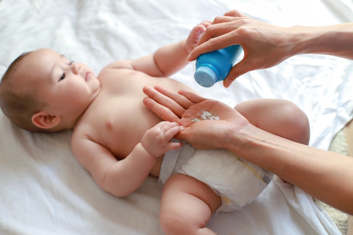 Jaga Kelembutan Kulit Si Kecil dengan Bedak Bayi Terbaik
