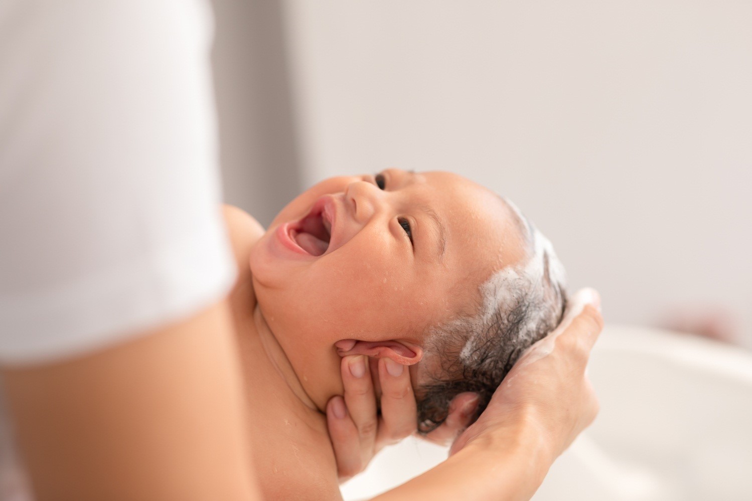 Kulit Bayi 3 kali Lebih Cepat Kering, Jangan Salah Pilih Sabun Mandi Bayi!