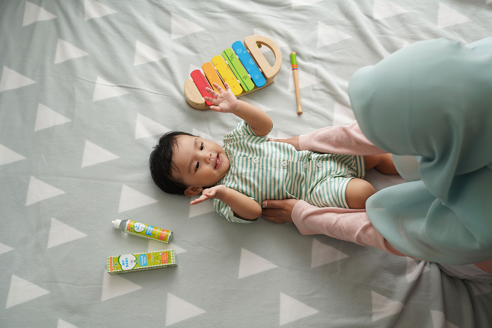 Menjaga Bayi Tetap Hangat di Musim Penghujan dengan MY BABY Minyak Telon