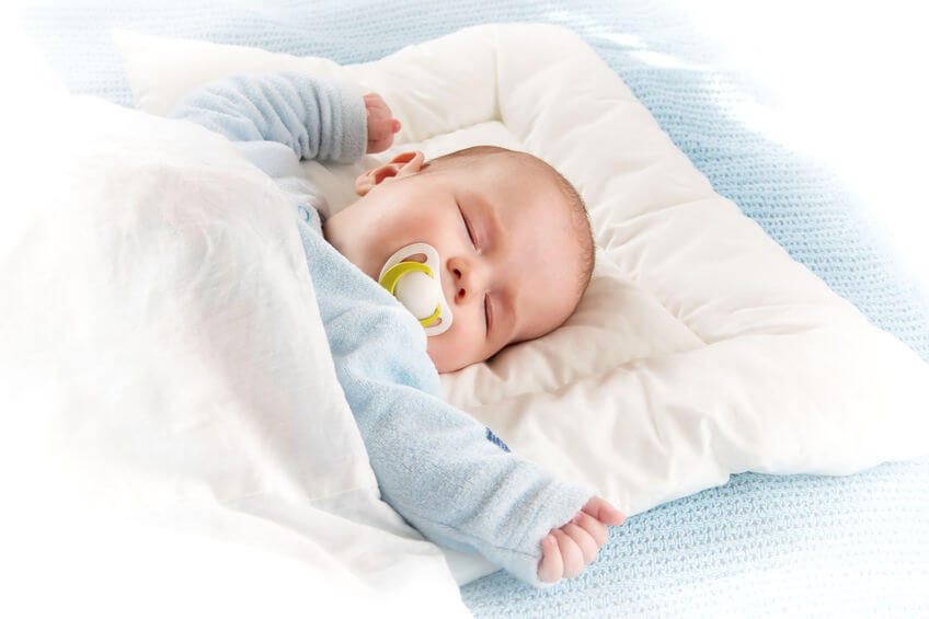 Perlukah Si Kecil Tidur Pakai Bantal?