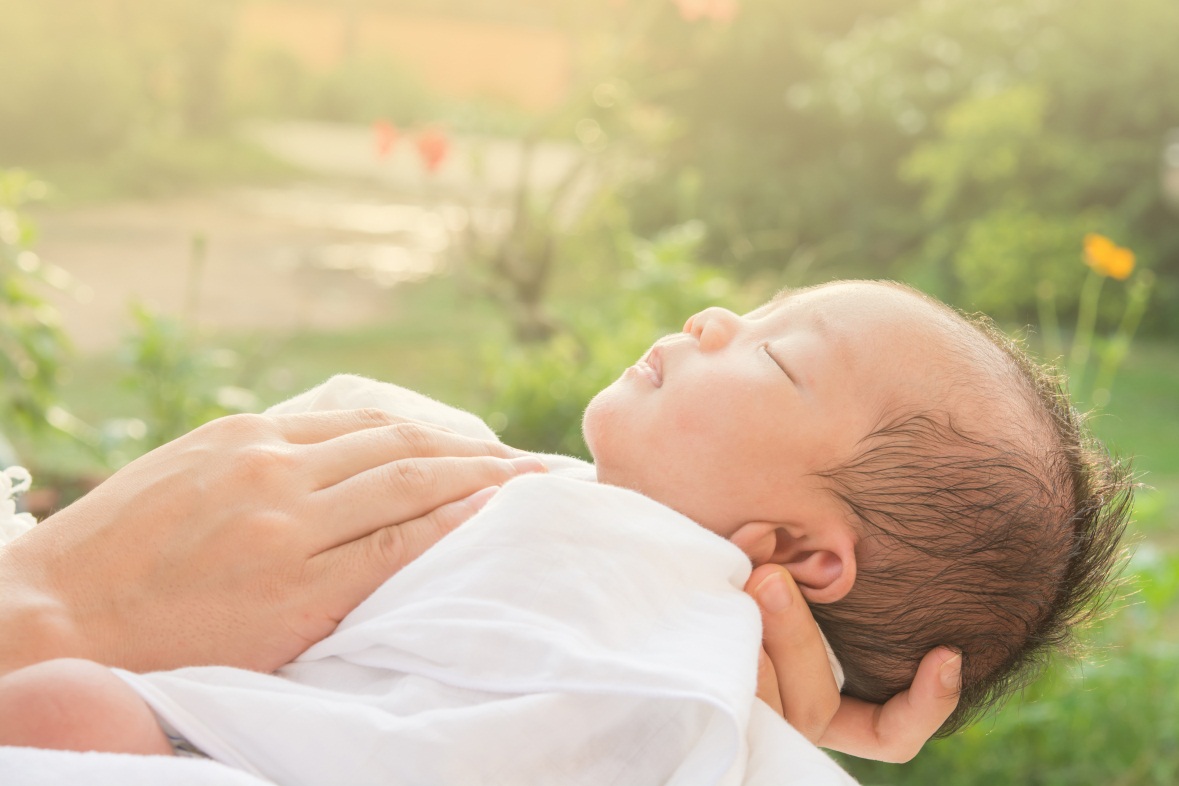 Rutin Berjemur di Pagi Hari Bikin Bayi Tidak Rewel