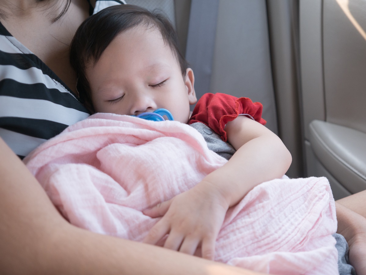 Tips Agar Bayi Tidur Nyenyak Selama Perjalanan ke Luar Kota